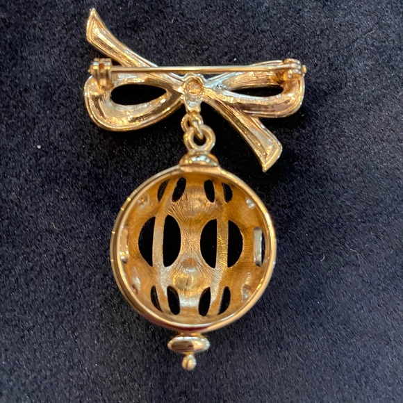 Sale!! SWAROVSKI Christmas Brooch. SN - Picture 3 of 5